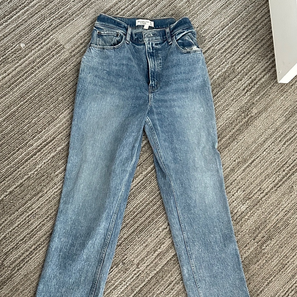 Abercrombie & Fitch The 90's Straigh - Ultra High Rise, Size 28 6r.